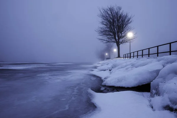 Vinterbild av en strandpromenad med ljus som lyser — Stockfoto