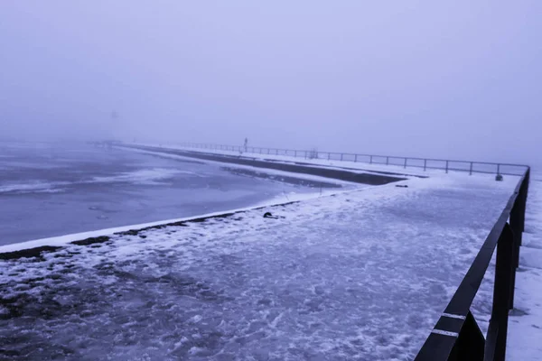 Sis içindeki bir limanın kış görüntüsü — Stok fotoğraf