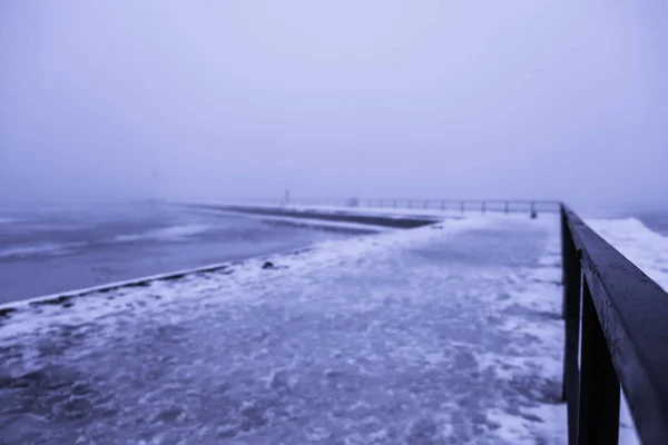 Vinterbild av en hamn i fo — Stockfoto