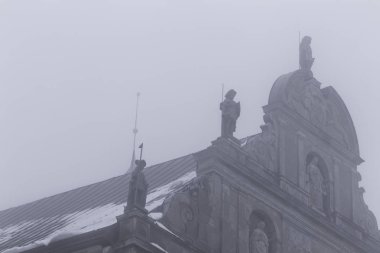 Sis kaplı bir kaledeki heykellerin kış görüntüsü