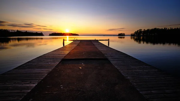 Une Grande Jetée Menant Lac Avec Coucher Soleil Arrière Plan — Photo