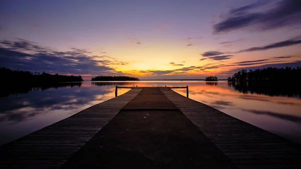 Ein Großer Steg Der Einen See Mit Sonnenuntergang Hintergrund Führt — Stockfoto