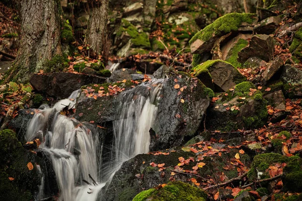 Vodopády Stékají Kamenech — Stock fotografie