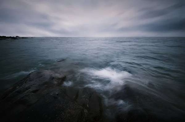 지속적 악천후에 바위에 부딪치고 바위들 과만나는 수평선 — 스톡 사진
