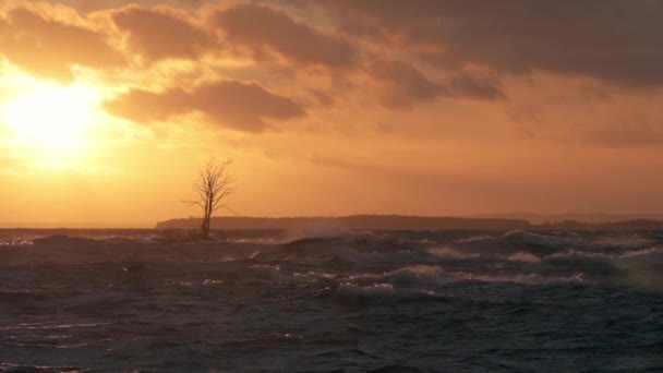 Βράδυ Θυελλώδες Δίπλα Στη Λίμνη Ηλιοβασίλεμα Αργή Κίνηση — Αρχείο Βίντεο