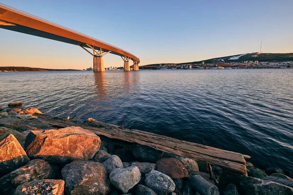 Duży Most Który Przechodzi Przez Zatokę Kamieniami Drewnianą Kłodą Pierwszym — Zdjęcie stockowe
