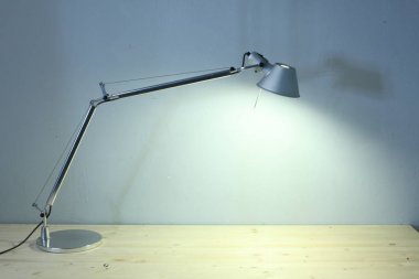 Lampada su scrivania di legno