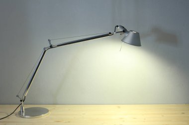 Lampada su scrivania di legno