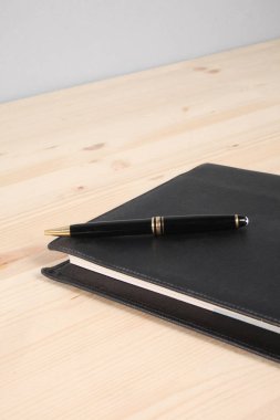 Penna su una scrivania di legno ajandası