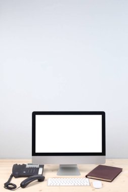 Scrivania di legno ufficio e bilgisayar