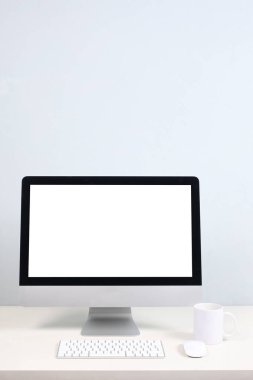 script di legno da ufficio con bilgisayar