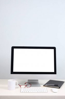 script di legno da ufficio con bilgisayar