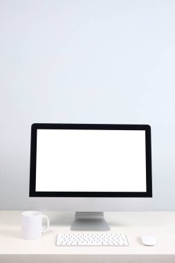 script di legno da ufficio con bilgisayar