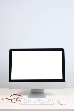 script di legno da ufficio con bilgisayar