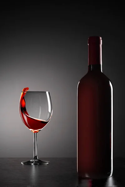 Bir Şişe Bir Bardak Kırmızı Şarap Metniniz Için Kopya Alanı — Stok fotoğraf