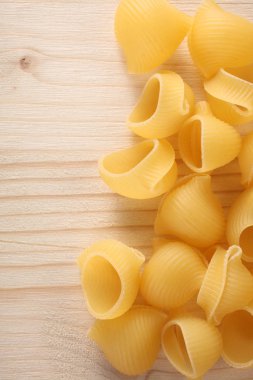 pişmemiş kuru makarna, metin için yer ile ahşap bir masa üzerine