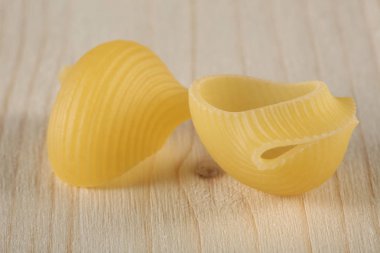 pişmemiş kuru makarna, metin için yer ile ahşap bir masa üzerine