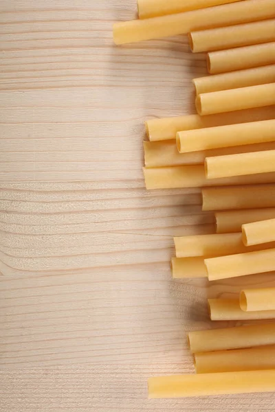 Rohe Trockene Pasta Auf Einem Holztisch Mit Platz Für Ihren — Stockfoto