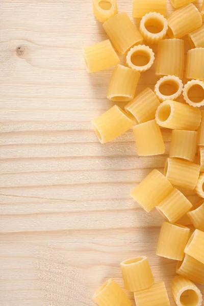 Rohe Trockene Pasta Auf Einem Holztisch Mit Platz Für Ihren — Stockfoto