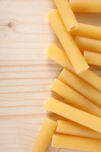Rohe Trockene Pasta Auf Einem Holztisch Mit Platz Für Ihren — Stockfoto