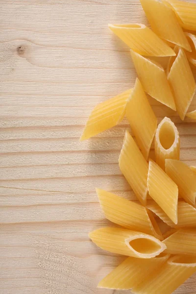 Rohe Trockene Pasta Auf Einem Holztisch Mit Platz Für Ihren — Stockfoto