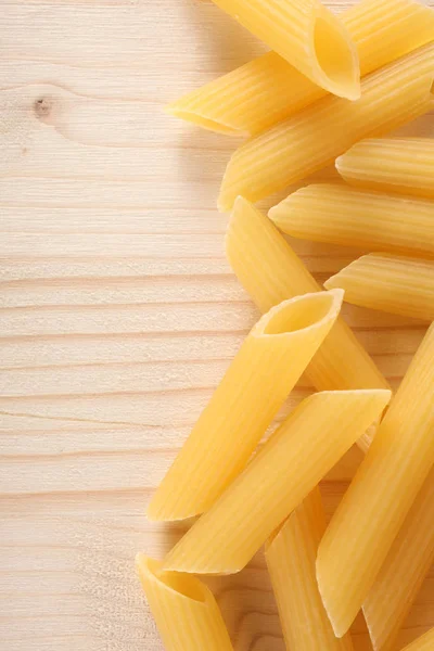 Rohe Trockene Pasta Auf Einem Holztisch Mit Platz Für Ihren — Stockfoto