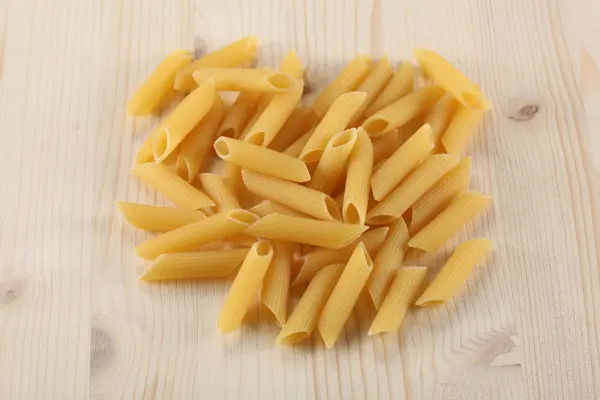 Rohe Trockene Pasta Auf Einem Holztisch Mit Platz Für Ihren — Stockfoto