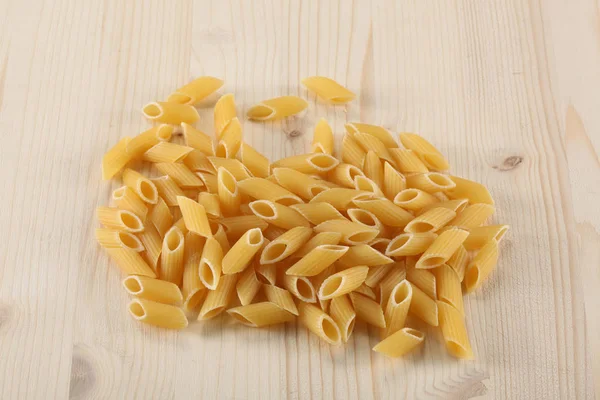 Rohe Trockene Pasta Auf Einem Holztisch Mit Platz Für Ihren — Stockfoto