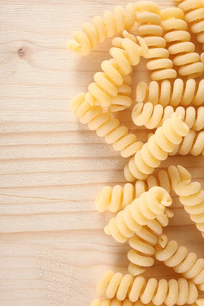 Rohe Trockene Pasta Auf Einem Holztisch Mit Platz Für Ihren — Stockfoto