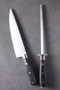 cook bıçak ve kalemtıraş kayrak bir domuz üzerinde