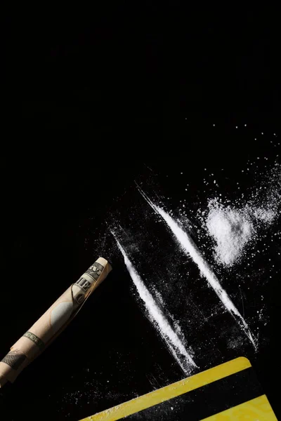 Kokain auf schwarzem Hintergrund — Stockbild Kokain Auf Schwarzem Hintergrund — Stockfoto