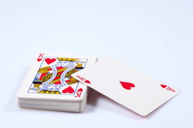 kart destesi ile kalpleri ace ve beyaz arka plan üzerinde izole üst Kral