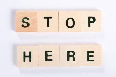 Dur sözcükleri burada ahşap blok beyaz arka plan üzerinde izole yapılmış