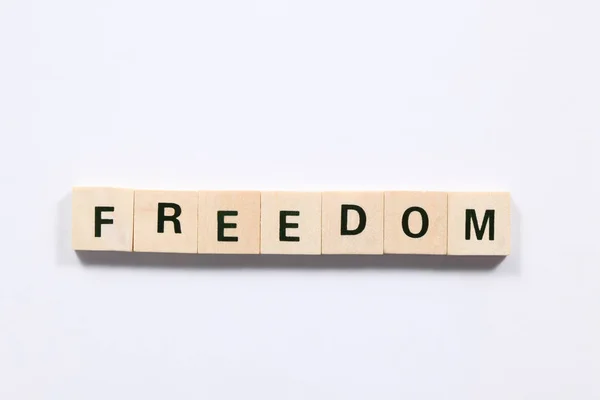 Wort Freiheit Aus Holzblock Isoliert Auf Weißem Hintergrund — Stockfoto