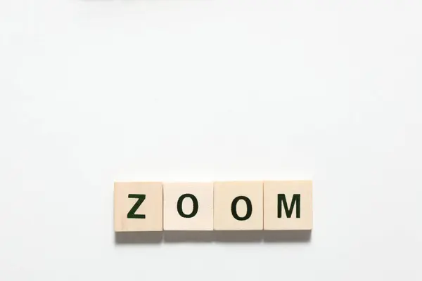 Beyaz Arka Plan Üzerinde Izole Ahşap Blok Kelime Zoom Yapılmış — Stok fotoğraf