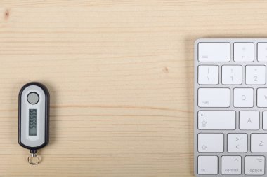 ahşap masa, metniniz için kopya alanı olan bir bilgisayar klavye üzerinde parola üreteç Bankacılığı ana sayfa