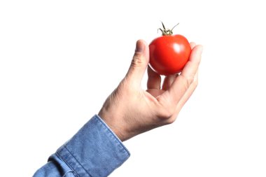 Beyaz adam ' s izole kırpma yolu beyaz zemin üzerine kırmızı domates tutan el