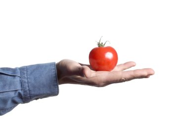 Beyaz adam ' s izole kırpma yolu beyaz zemin üzerine kırmızı domates tutan el