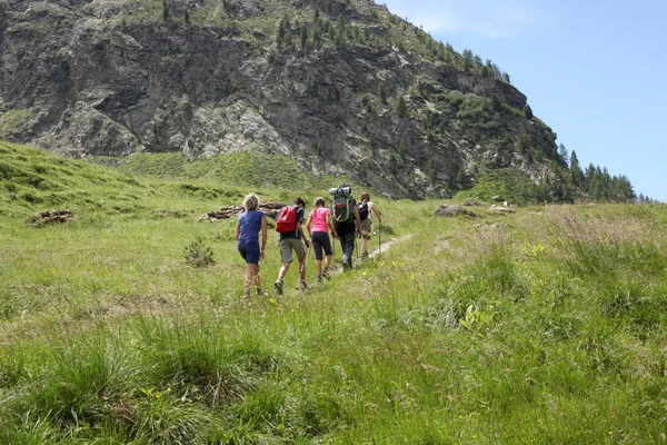 Grup İtalyan Alpleri üzerinde yürüyüşçü