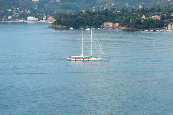 Zeilboot Invoeren Een Haven Langs Italiaanse Kust — Stockfoto