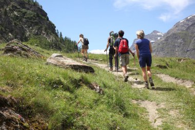 Valle d'Aosta, İtalya, 19 Ağustos 2018: Grup İtalyan Alpleri üzerinde yürüme yürüyüşçü