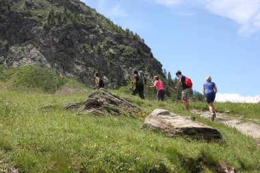 Valle d'Aosta, İtalya, 19 Ağustos 2018: Grup İtalyan Alpleri üzerinde yürüme yürüyüşçü