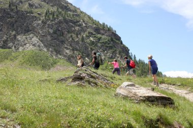 Valle d'Aosta, İtalya, 19 Ağustos 2018: Grup İtalyan Alpleri üzerinde yürüme yürüyüşçü