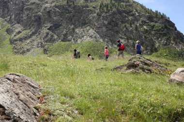 Valle d'Aosta, İtalya, 19 Ağustos 2018: Grup İtalyan Alpleri üzerinde yürüme yürüyüşçü