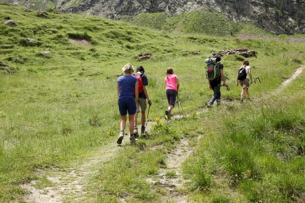 Valle Aosta Italia Agosto 2018 Grupo Excursionistas Caminando Por Los — Foto de Stock
