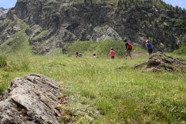 Valle d'Aosta, İtalya, 19 Ağustos 2018: Grup İtalyan Alpleri üzerinde yürüme yürüyüşçü