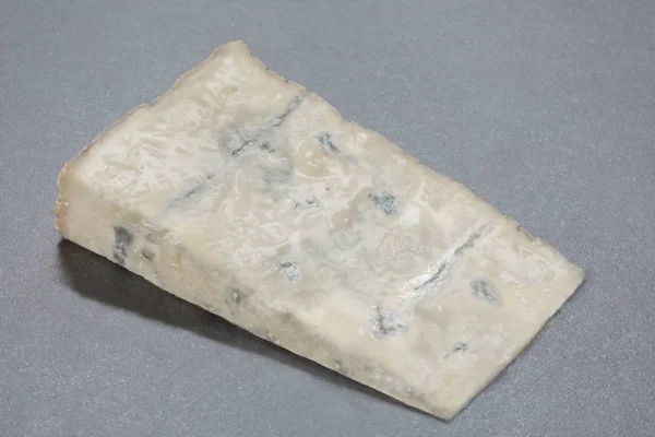 スレートのイノシシにゴルゴンゾーラ チーズのスライス — ストック写真