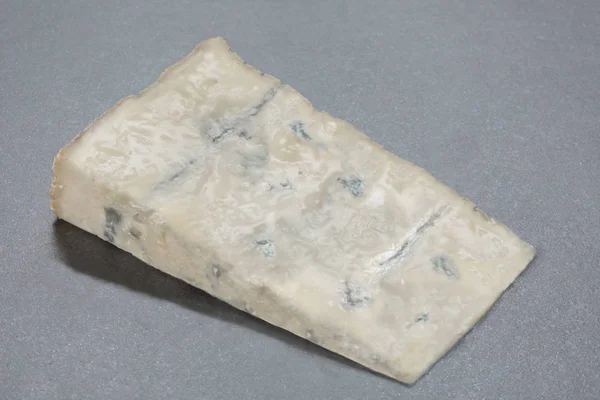 Een Plakje Gorgonzola Kaas Een Leisteen Zwijn — Stockfoto