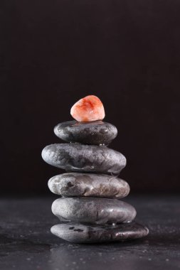 zen taşlar kavramı siyah arka plan üzerinde yığılı yığını