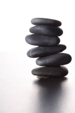Beyaz arka plan üzerinde yığılı zen taşlar kavramı yığını